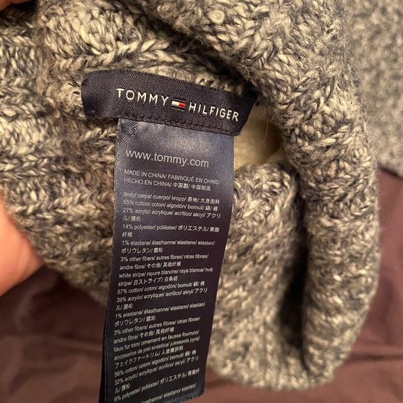 Matching Tommy Hilfiger toque and scarf - Picture 2 of 3